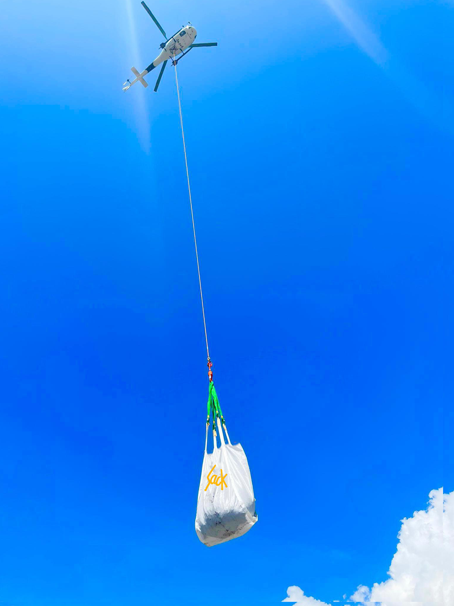 Bild eines Helisacks, welcher an einem Helikopter hängt